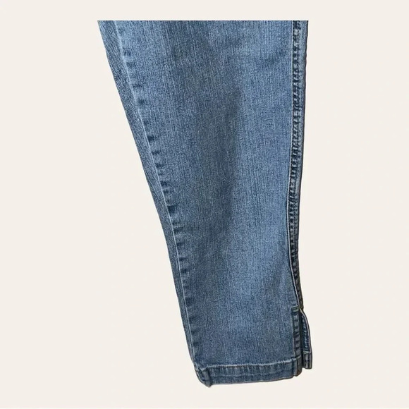 0017W. LEVI’S CAPRIS SLIT ON‎ SIDE LIGHTER WASH SIZE 6 - Picture 5 of 11